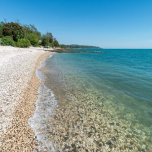 Пляжи Нового Афона: где лучшее море, чистая вода и меньше людей — полный гид с картой и советами